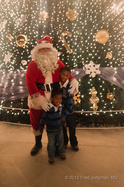 20101201_210021 D3.jpg - Santa and some youngsters